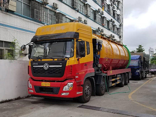 吸污车